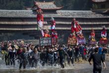 Une procession célébrant la fin des sacrifices humains en Chine.