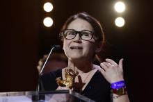 La réalisatrice Hongroise Ildiko Enyedi reçoit un Ours d'or pour son film film à "On body and soul",
