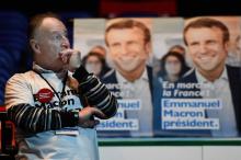 Un partisan d'Emmanuel Macron avant un meeting à Toulon, le 18 février 2017