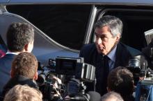 Le candidat de la droite à la présidentielle François Fillon entouré par des journalistes à son arri