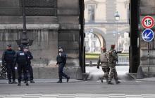 Des policiers et des militaires à proximité du Louvre.
