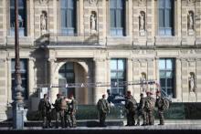 Des militaires à proximité du Louvre.