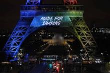La Tour Eiffel s'est illuminée aux couleurs des JO le 3 février, slogan "made for sharing".