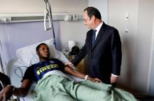 Théo avec François Hollande dans sa chambre d'hôpital
