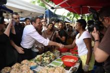 Emmanuel Macron le 26 mars 2017, en visite sur un marché de Saint-Denis de la Réunion