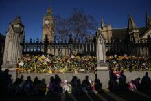 L'ombre de personnes venues le 25 mars 2017, rendre hommage aux victimes de l'attentat de Londres