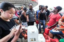 Distribution de coupons pour obtenir du carburant à une station-service le 26 mars 2017 à Cayenne