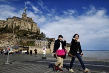 Des touristes visitent le Mont-Saint-Michel, dans le nord-ouest de la France, le 27 février 2017