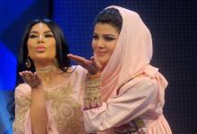 Zulala Hashemi (d), sur le plateau de l'émission "Afghan Star", avec la jurée Aryana Sayee, le 9 mar