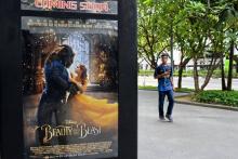 Une affiche pour le film "La Belle et la Bête" de Disney le 14 mars 2017 à Singapour, où le clergé c
