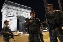 Des militaires patrouillent près de l'Arc de Triomphe à Paris après la fusillade sur les Champs Elys