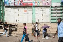 Des congolais passent devant des magasins fermés et dans des rues restées calmes malgré un appel de 