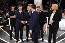 Francois Fillon serre la main de Benoît Hamon avant le débat avec les autres candidats à la présiden