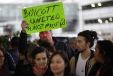 Boycott d'United Airlines suite à l'expulsion musclée d'un passager: le PDG, OScar Munoz, ne démissi