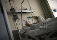 Le patient Juan Benito Druet dans sa chambre de l'hôpital La Paz attend une transplantation rénale, 