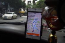 Un chauffeur de taxi utilisant l'application Didi Chuxing, à Guilin dans le sud-est de la Chine, le 