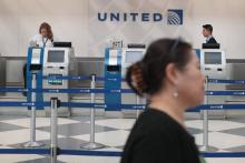 Un comptoir d'enregistrement de la compagnie américaine United Airlines à l'aéroport international d