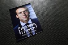 Une affiche du candidat d'En Marche ! Emmanuel Macron à Gonesse dans le nord de Paris, le 26 avril 2