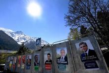 Affiches des candidats à l'élection présidentielle devant le Mont-Blanc, près des Houches, le 14 avr