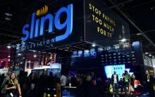 Le stand et logo de Sling TV, un service de télévision par internet, le 7 janvier 2017 lors du salon