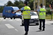 Les gendarmes contrôlent les conducteurs à l'entrée d'un festival à Crozon, dans l'ouest de la Franc