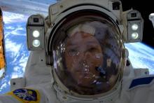 Un selfie de l'astronaute français Thomas Pesquet pris le 13 janvier 2017 et distribué par la NASA l