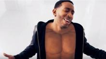 clip du rappeur ludacris qui exhibe de gros abdos.