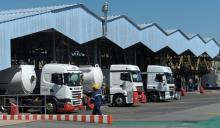 Des camions-citernes garés dans une raffinerie, le 26 mai 2017 à Lorient, dans le Morbihan