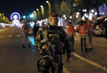 Un militaire patrouille sur les Champs Elysées où un policier vient d'être tué, une attaque revendiq