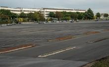 Un parking vide de l'usine Renault de Douai, le 15 mai 2017, où la production est à l'arrêt"préventi