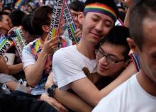 Des militants célèbrent la décision de la justice en faveur du mariage gay, le 24 mai 2017 à Taipei,