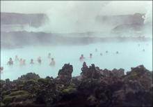 Plusieurs dizaines d'Islandais se baignent, quelque soit la température extérieure, le 24 septembre 