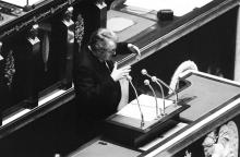 Le Premier ministre Pierre Mauroy s'adresse aux députés le 26 janvier 1982 lors du débat sur le nouv