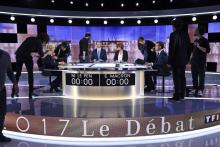 Emmanuel Macron (d) et Marine Le Pen (g) avant le début du débat télévisée, le 3 mai 2017 à La Plain