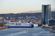Ferry arrivant dans le port de Marseille le 5 janvier 2016