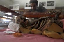 Un étudiant yéménite observe une momie à l'Université de Sanaa, le 10 mai 2017
