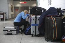 Des passagers attendent à l'aéroport de Heathrow, le 27 mai 2017, après l'annulation par British Air