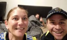 Un Australien raccompagné chez lui par ces deux policiers après une soirée alcoolisé
