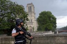 Un policier agressé sur le parvis de Notre-Dame à Paris, l'assaillant blessé par balle.