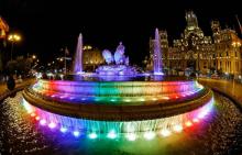 La fontaine de Cybèle à Madrid revêt les couleur de la LGBT à l'occasion de la WorldPride, le 28 jui