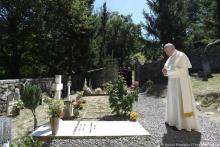 Le pape François prie devant la tombe du le père Lorenzo Milani, le 20 juin 2017 à Barbiana, en Tosc