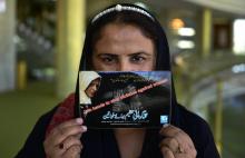 Mukhtar Mai, une Pakistanaise qui a survécu à un viol collectif montre une carte de son association 