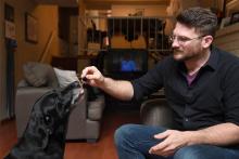 Brett Hartman administre à sa chienne Cayley une dose de cannabis pour l'aider à lutter contre l'anx