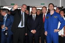 Le président de la République Emmanuel Macron (C), l'astronaute Thomas Pesquet (D) et le président d
