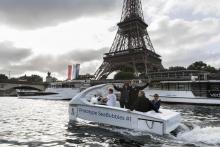Les co-fondateurs du Sea Bubbles et la maire de Paris Anne Hidalgo à bord du "taxi volant" sur la Se