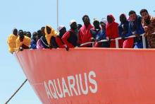 Des migrants secourus en mer sont à bord de l'Aquarius, un bateau de l'ONG SOS Méditerranée, et arri