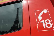 La tour Eiffel se reflète dans les vitres d'un camion de pompiers, le 10 août 2010 à Paris