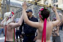 Des activistes des Femen devant le Palais de justice à Paris le 26 octobre 2014