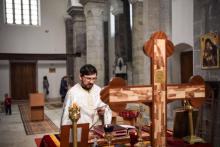 Le Père Nenad Stojanovic célèbre la messe le 7 mai 2017 dans l'église Saint-Sava dans la partie alba