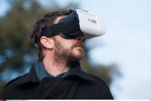 Un homme portant un casque de réalité virtuelle.